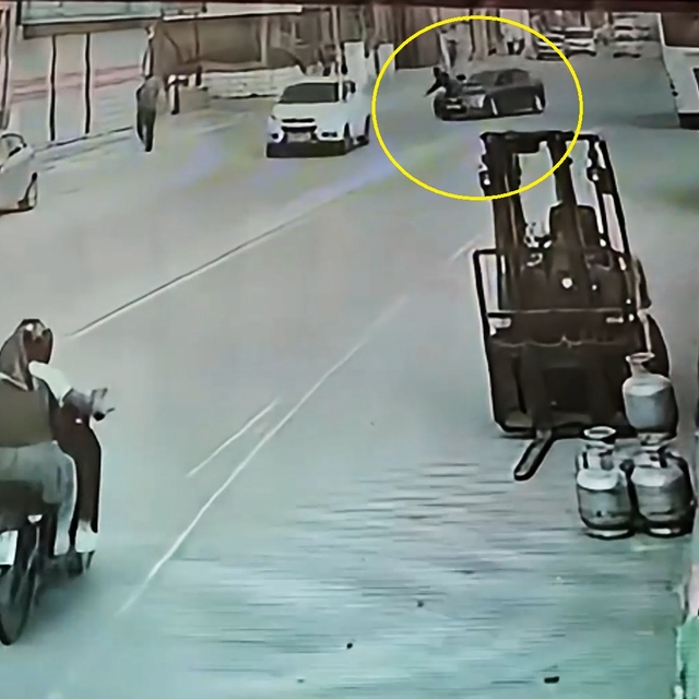 Otomobilin çarptığı kadın yaralandı; kaza kamerada