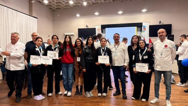 Kumlucalı öğrenciler Sırbistan'daki gastronomi yarışmasından 8 ödülle döndü