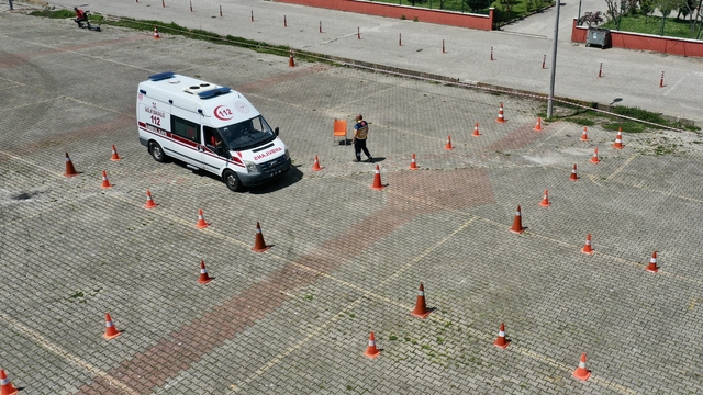 Giresun'da ambulans personeli parkurlarda hayat kurtarmaya hazırlanıyor
