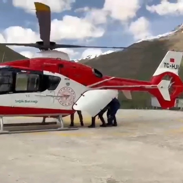 Helikopter ambulans, 78 yaşındaki hastayı Van'a sevk etti