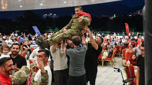 Bursa'da en özel askerlere renkli kına eğlencesi
