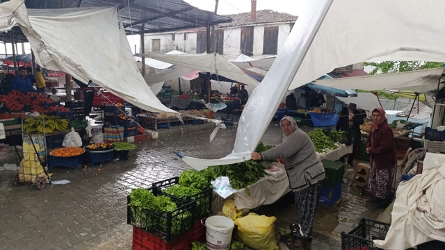 Selendi'de lodos ve sağanak hayatı felç etti