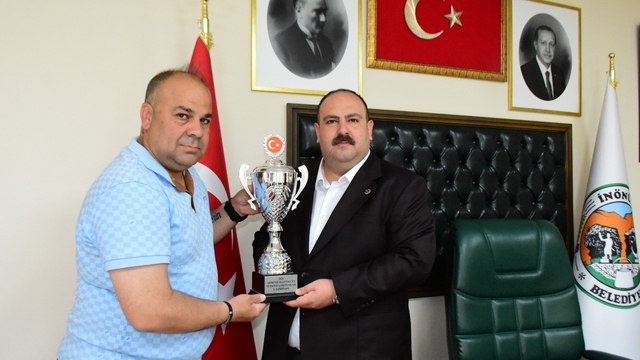 Başkan Hamamcı'ya şampiyonluk kupası ile takım oyuncularının imzaladığı formayı takdim etti
