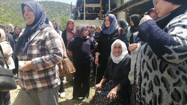 Kansere çare ararken trafik kazasında eşiyle birlikte hayatını kaybetti
Tırla çarpışan otomobilde eşiyle birlikte hayatını kaybeden kadının kanser tedavisinden döndüğü ortaya çıktı
Olay yerinde hayatını kaybeden karı-koca gözyaşlarıyla yan yana toprağa verildi