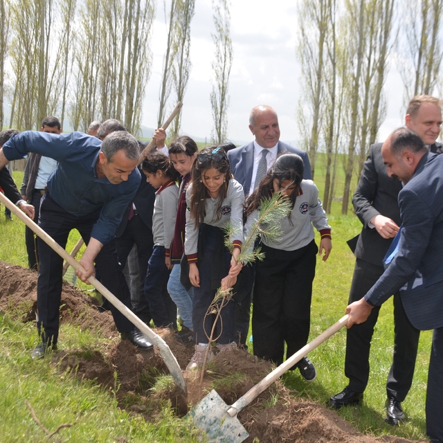 Bulanık'ta "Hatıra Yolu" Projesi kapsamında 350 fidan dikildi
