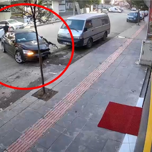 Otomobiliyle park halindeki 5 araca çarpıp kaçtı; o anlar kamerada