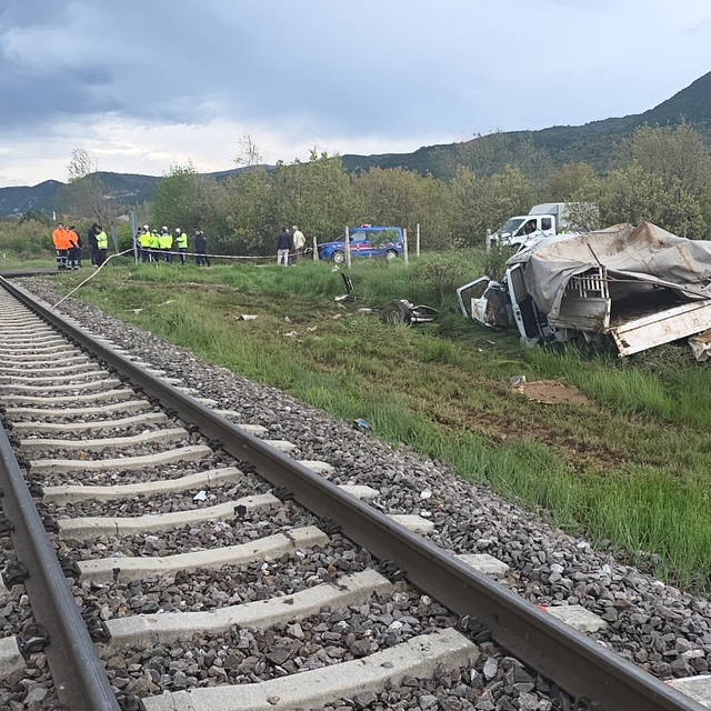 Hemzemin geçitte korkutan kaza: Yolcu treni kamyonete çarptı, 4 yaralı