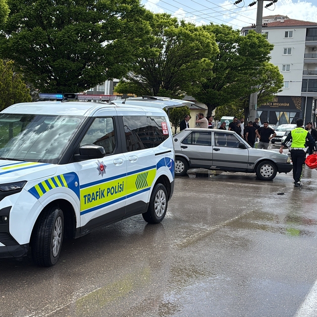 Otomobilin çarptığı yaşlı kadın ağır yaralandı