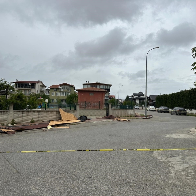 Uşak'ta kuvvetli fırtına hayatı olumsuz etkiledi