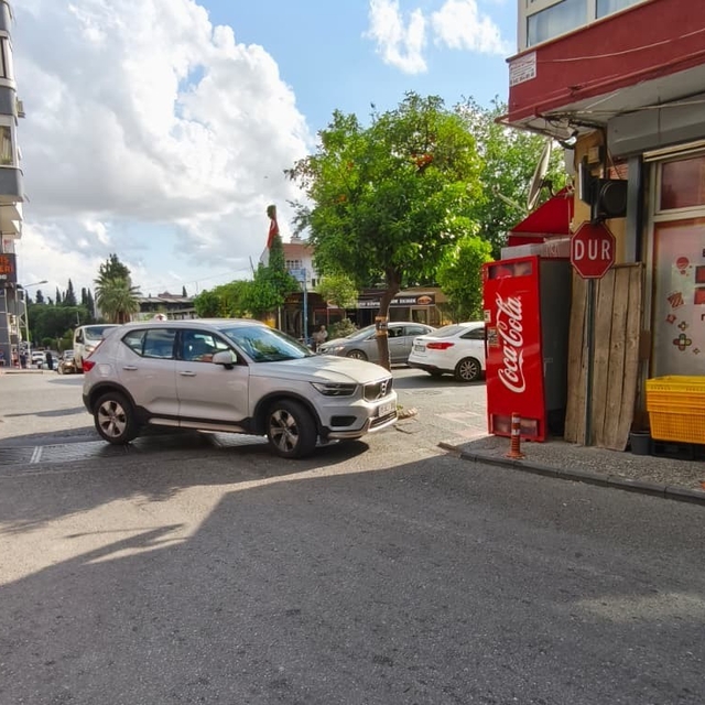 Aydın'da duyarsız araç parkı trafiği kilitledi