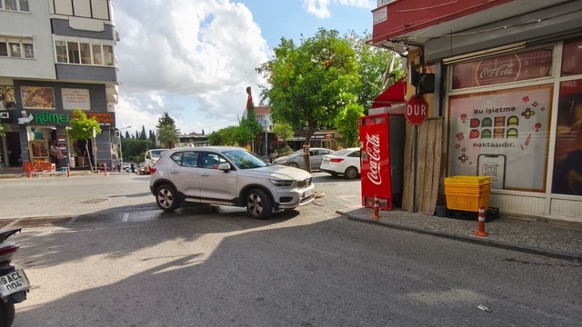 Aydın'da duyarsız araç parkı trafiği kilitledi