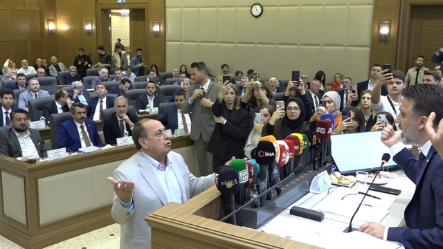 BUSKİ Genel Kurulu'nda gergin anlar
Salona giren vatandaş, indirimin bir an önce yapılmasını istedi
Vatandaş, kendine tepki gösteren CHP'lilerle tartıştı