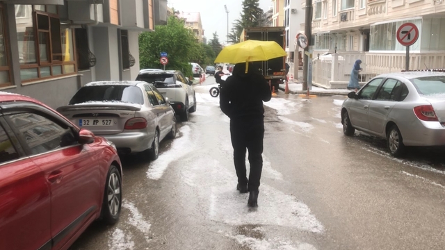 Isparta'da sağanak etkili oldu
Eğirdir'de dolu yağışı meyve bahçelerine zarar verdi