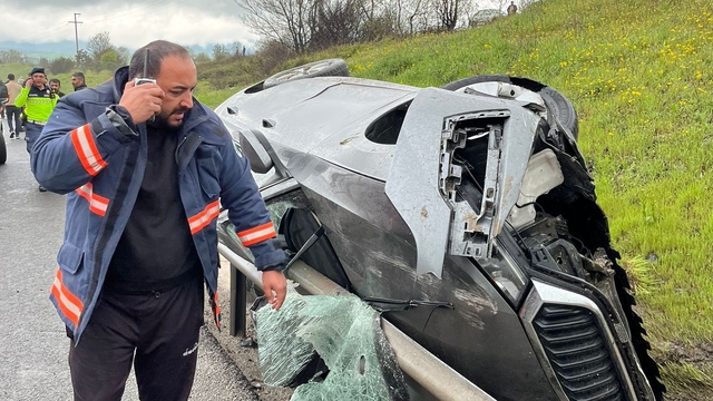 TEM Otoyolu'nda kontrolden çıkan otomobil bariyerlere çarptı: 1 ağır yaralı