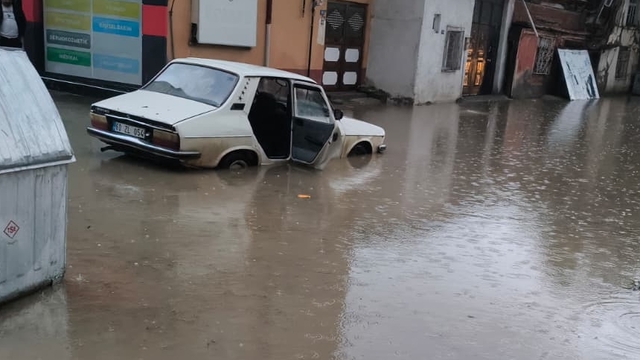 Tokat'ın Zile ilçesinde sağanak su baskınlarına yol açtı