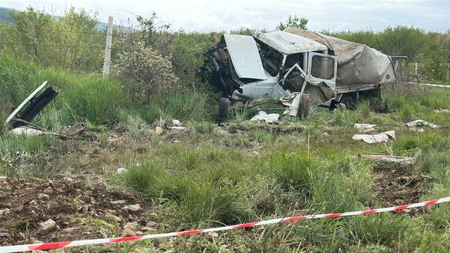 Tren, hemzemin geçitte kamyonete çarptı; 1 ölü, 3 yaralı