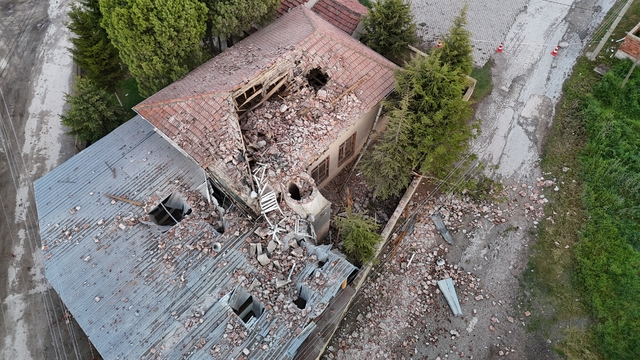 Yıldırımın düştüğü minare yıkıldı, camide temizlik yapan imam yaralandı