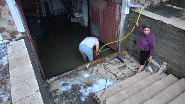 Tokat'ta sağanak ve dolu yağışı: Ev ve iş yerlerini su bastı