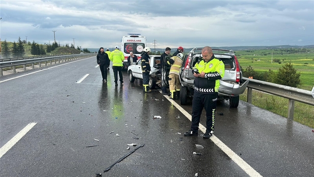 Kütahya'da 3 araçlı zincirleme kaza; 2 yaralı