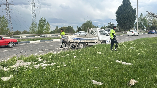 Otomobilin çarptığı kamyonetteki 2 kişi yaralandı