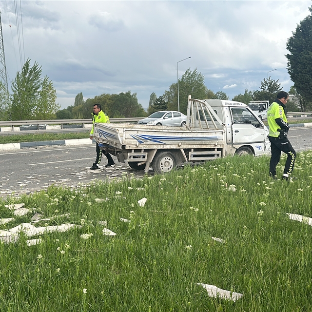 Otomobilin çarptığı kamyonetteki 2 kişi yaralandı