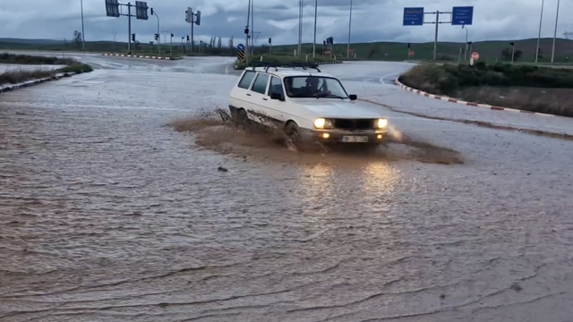 Çorum'da kuvvetli sağanak su baskınlarına sebep oldu