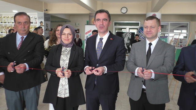 Tatvan'da resim sergisi ve robotik kodlama sergisi açıldı