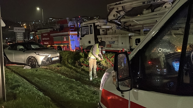 Kayseri'de kamyonla çarpışıp tramvay yoluna giren otomobilin sürücüsü yaralandı