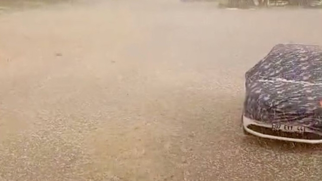 Şiddetli doluyu hem kaydetti hem dua etti