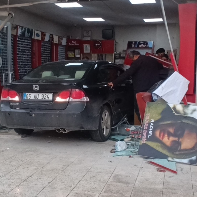 AFren yerine gaz pedalına bastı, ziyarete gittiği arkadaşının iş yerine oto...