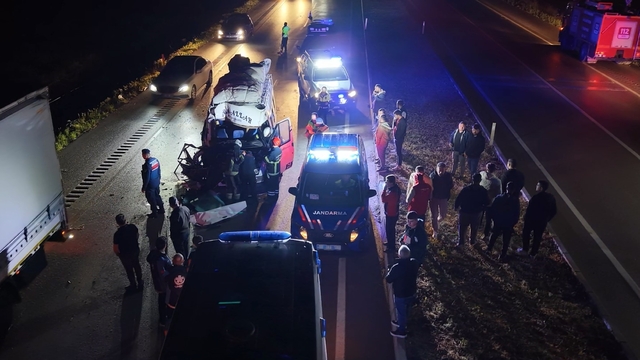 Tarım işçilerini taşıyan minibüs tıra çarptı: 12 yaralı