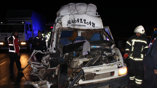 Tarım işçilerini taşıyan minibüs TIR'a arkadan çarptı: 12 yaralı