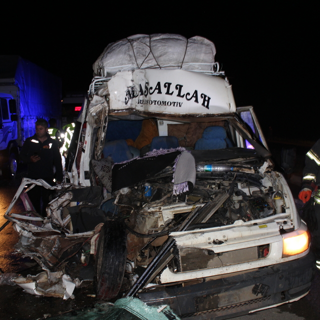 Tarım işçilerini taşıyan minibüs TIR'a arkadan çarptı: 12 yaralı