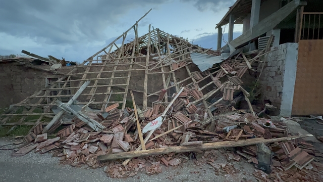 Vali Çalgan: "Oyaca köyündeki hasar büyük, köydeki binaların yüzde 80'i oturulamayacak durumda"
Sungurlu'da hortumun vurduğu ikinci köyde oluşan hasar görüntülendi