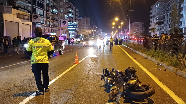 Batman'da motosikletin çarptığı yaya ile sürücü öldü