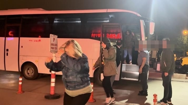 Tepebaşı Belediyesi'ne yönelik operasyonda gözaltında şüpheler sağlık kontrolünden geçirildi