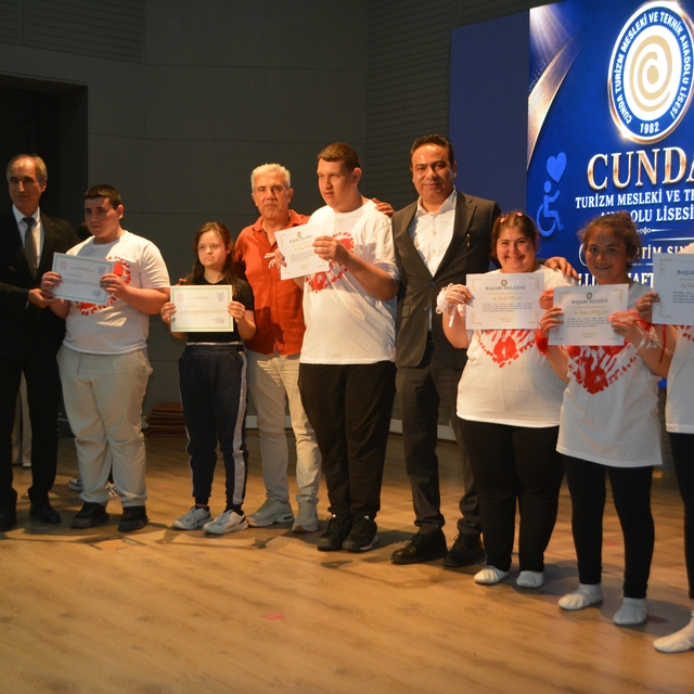 Ayvalık'ta özel öğrencilerden anlamlı gösterim