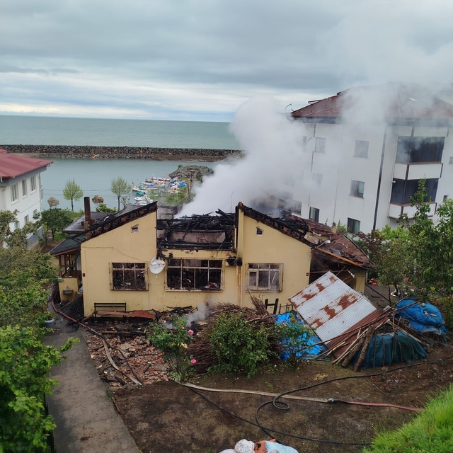 Trabzon'un Araklı ilçesinde yangında 2,5 ton fındık kül oldu