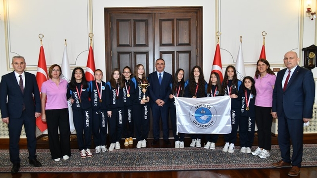 Tekirdağ'da şampiyon öğrencilerden Vali Soytürk'e ziyaret
