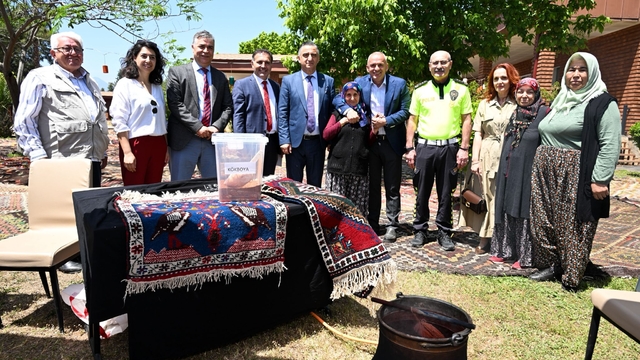 Antalya'da Döşemealtı Halı Tasarım, Dokuma ve Doğal Boya Çalıştayı düzenlendi