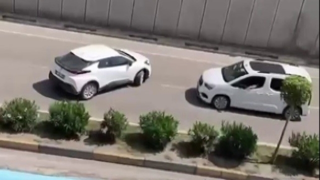 Ters yönde ilerleyerek çalan kornalara ve uyarılara aldırış etmeyen sürücü hayrete düşürdü