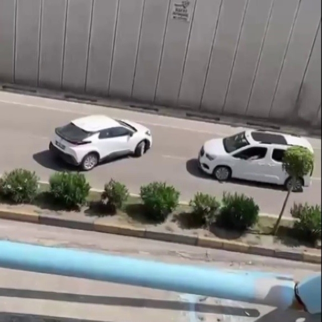 Ters yönde ilerleyerek çalan kornalara ve uyarılara aldırış etmeyen sürücü...