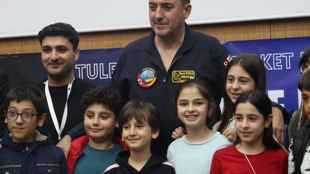 TUSAŞ Baş Test Pilotu Murat Özpala Erzurum'da gençlerle buluştu: "Hayallerimi kitaba dönüştürüyorum"