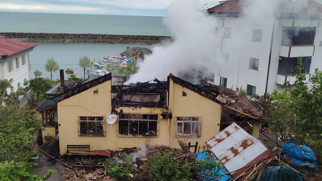 Trabzon'un Araklı ilçesinde yangında 2,5 ton fındık kül oldu
