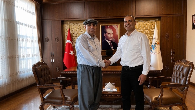 Silifke Kaymakamı Aslaner şalvar giyip kasket taktı, çiftçilerin gününü kutladı