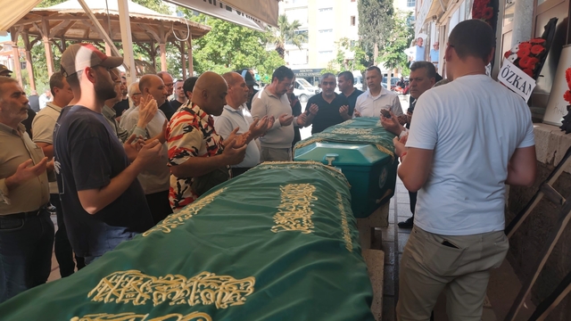 Kalp masajı yaptığı arkadaşının ardından o da öldü
Manisa'nın sevilen iki esnafı 15 dakika arayla hayatını kaybetti