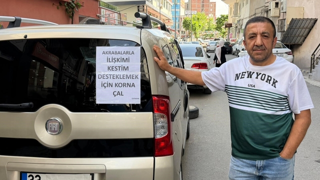 Batmanlı esnaf aracına astığı yazıyla dikkat çekti: "Akrabalarımla ilişkimi kestim"
Akrabalarıyla kestiği ilişkisini trafiğe taşıyarak duyurdu