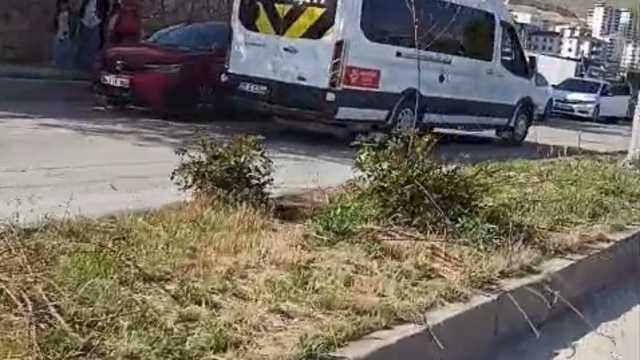 Öğrenci servisinin metrelerce ters yönde ilerlediği anlar kamerada
Öğrenci servisinin sürücüsü, hem kendi canını hem de öğrencilerin canını riske atarak ters yönde seyretti