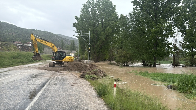 Tokat'ta Zile-Turhal kara yolu derenin taşması sonucu trafiğe kapandı