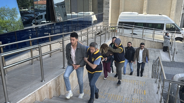 Zonguldak'ta "ev sahibi yapma" vaadiyle dolandırıcılık yaptıkları iddiasıyla 2 şüpheli yakalandı